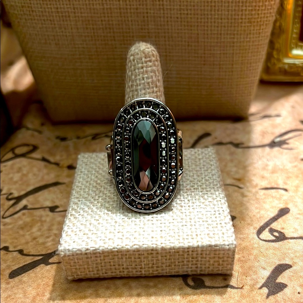 Elegant Silvertone and Black Oval Ring